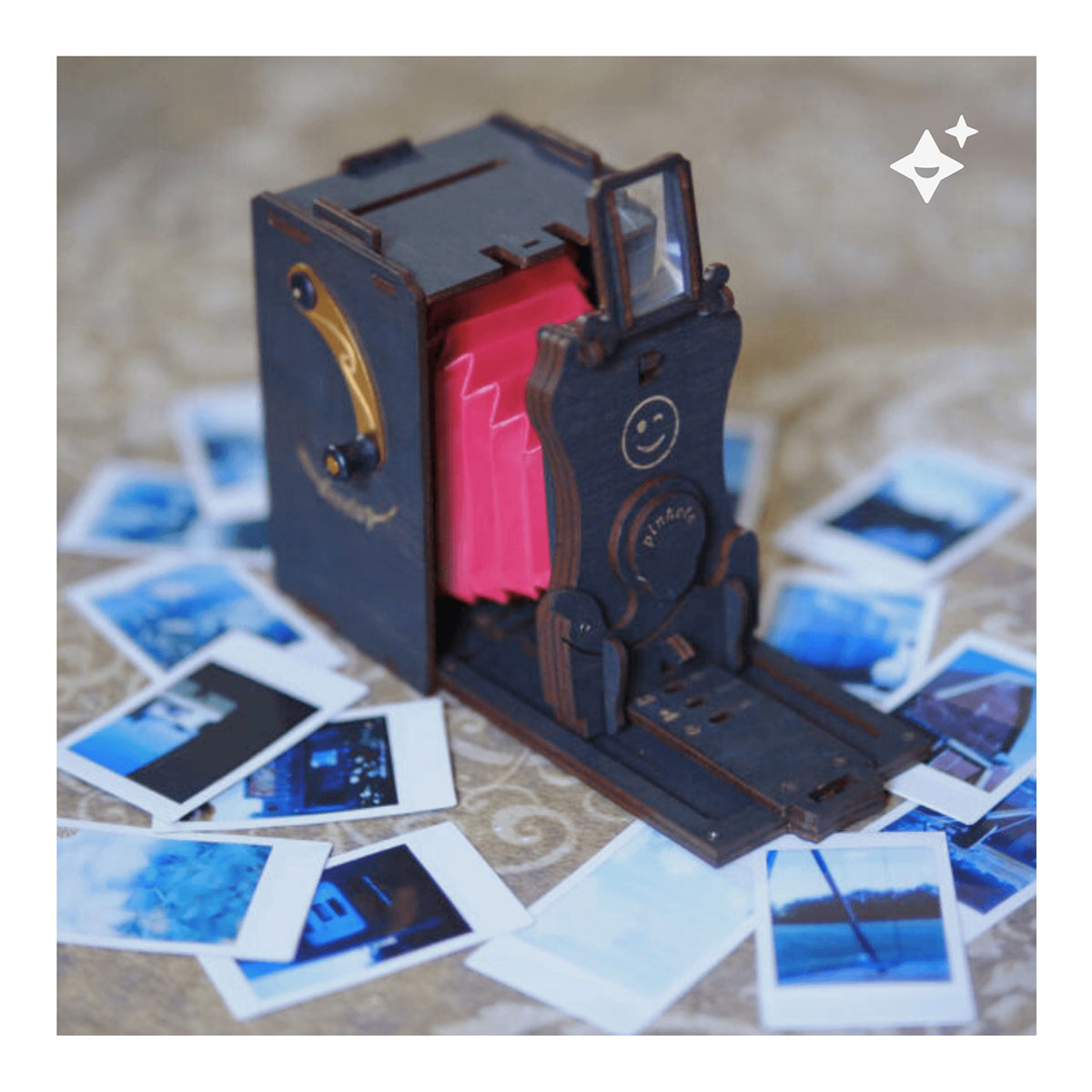 Vorteilsaktion: 3D-Holzpuzzle, Sofortbildkamera Bausatz, inkl. Fujifilm Instax (für 10 Aufnahmen) + gratis Stativ